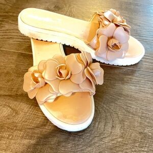 NINE WEST fun summer flat slippers/sandals in beige size 7